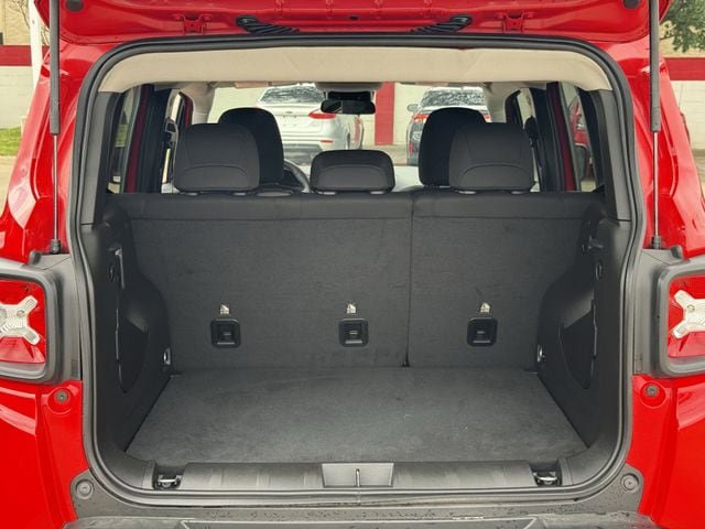 Used 2023 Jeep Renegade Latitude AWD/4WD image 31