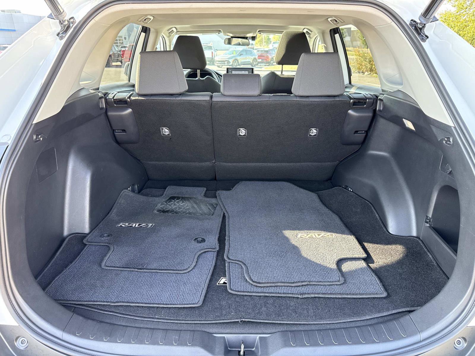 Used 2022 Toyota RAV4 XLE image 22