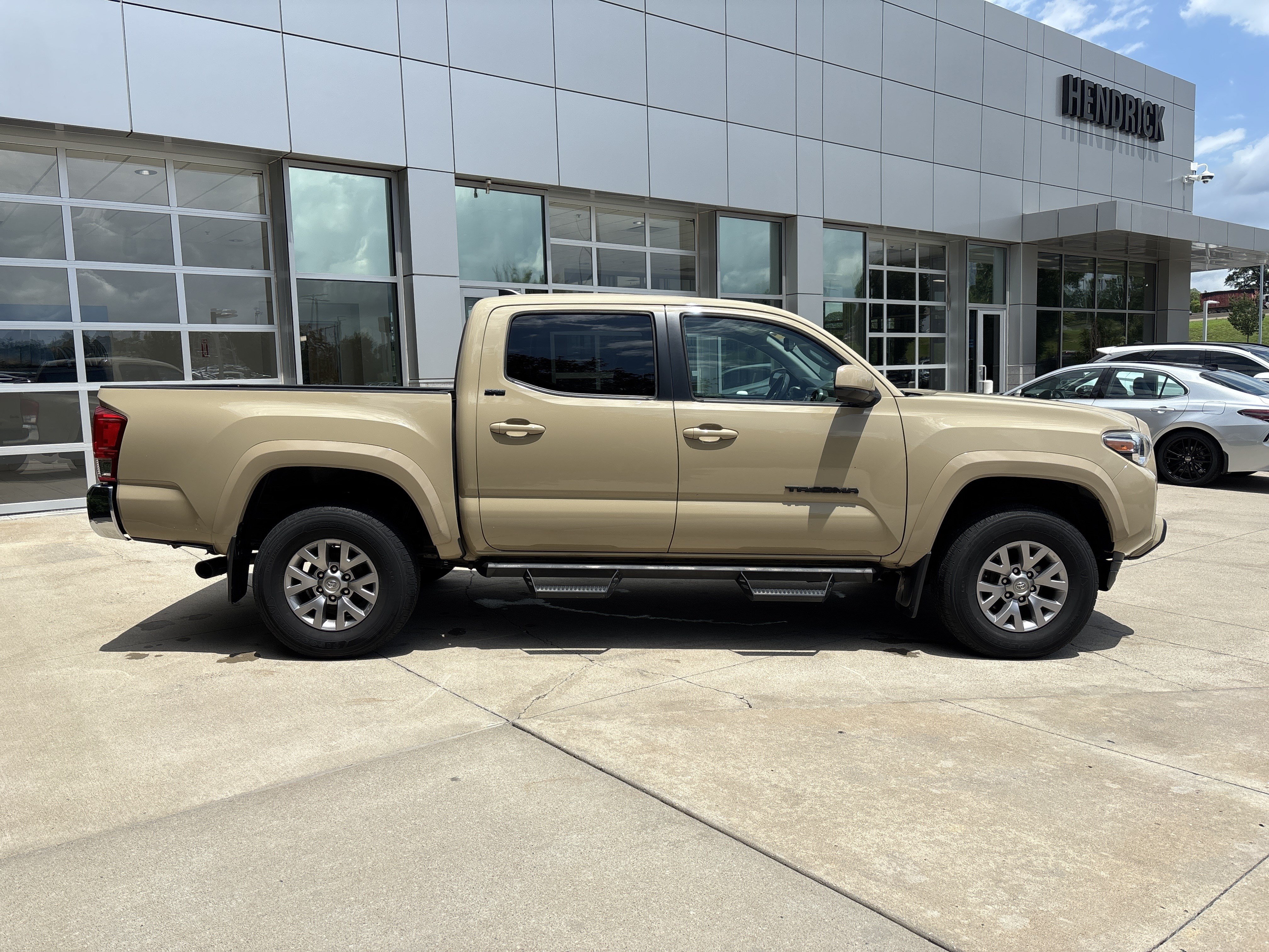 Used 2017 Toyota Tacoma SR5 w/ Tow Package AWD/4WD image 10