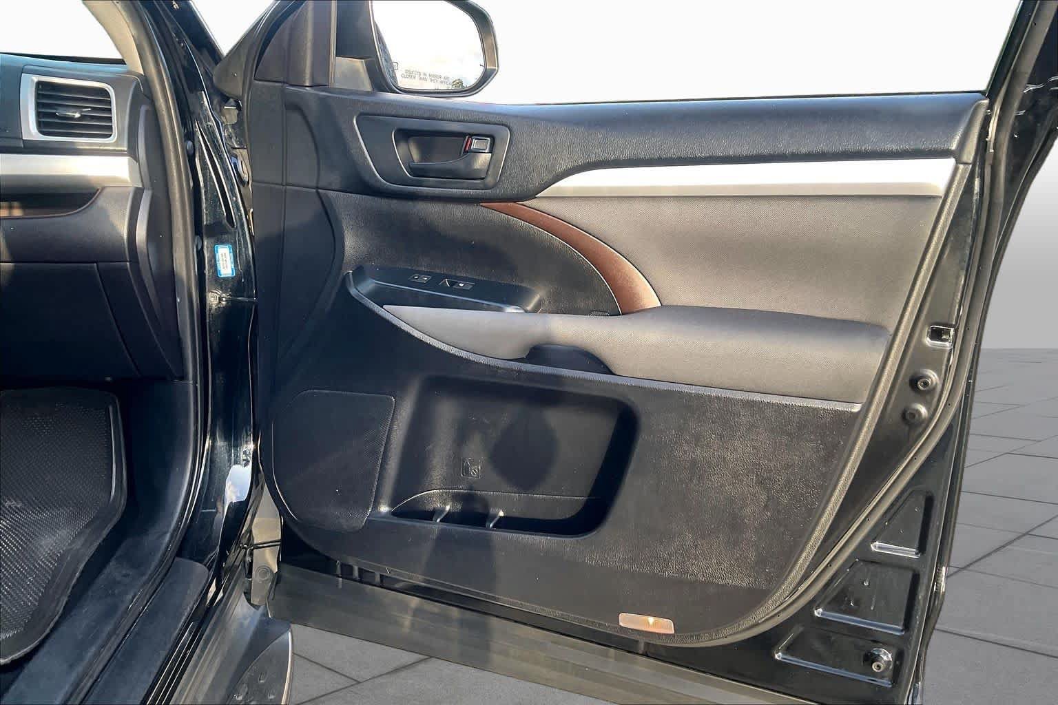 Used 2019 Toyota Highlander LE FWD image 22