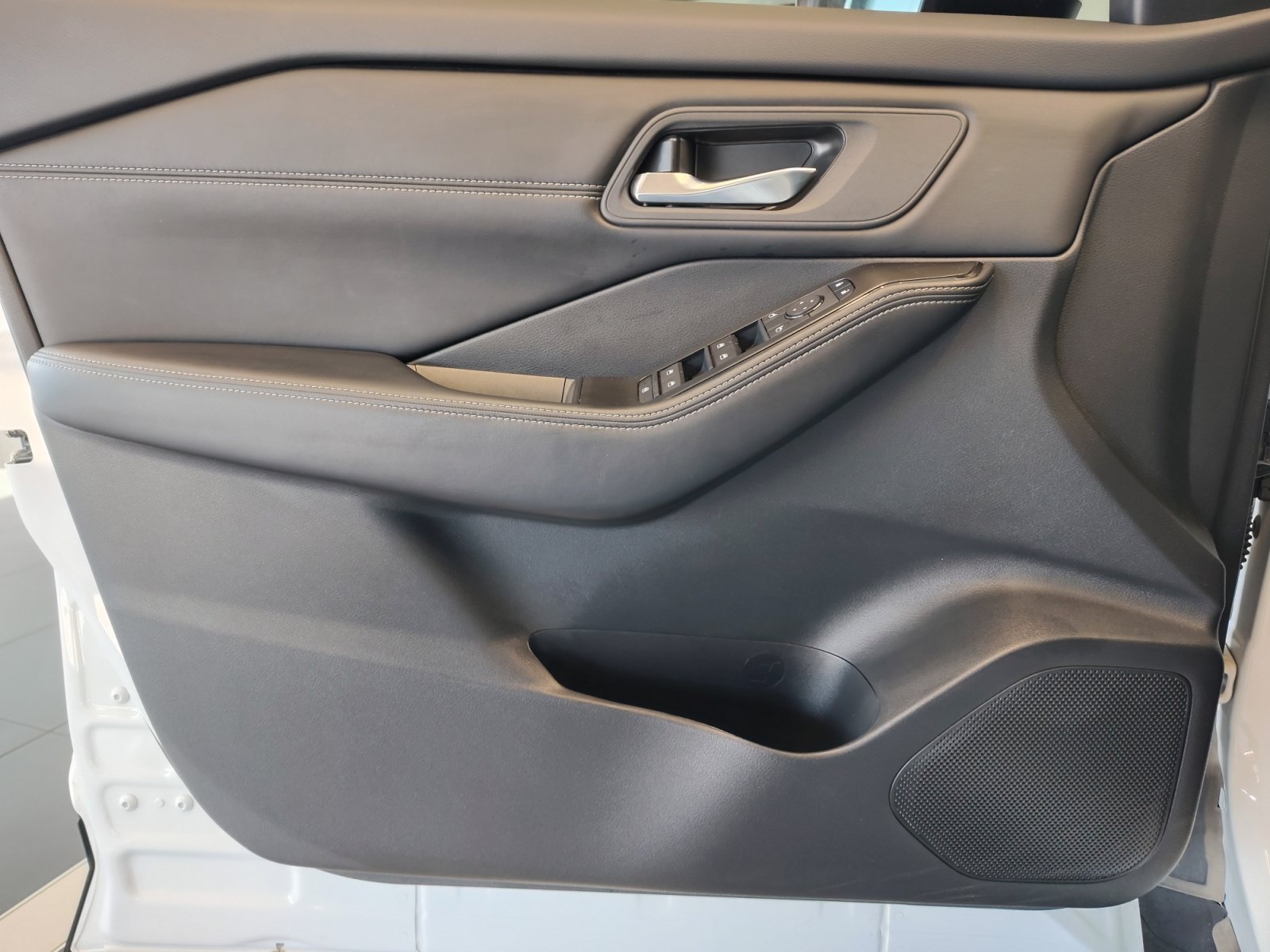 Used 2025 Nissan Rogue SV w/ SV Premium Package FWD image 29