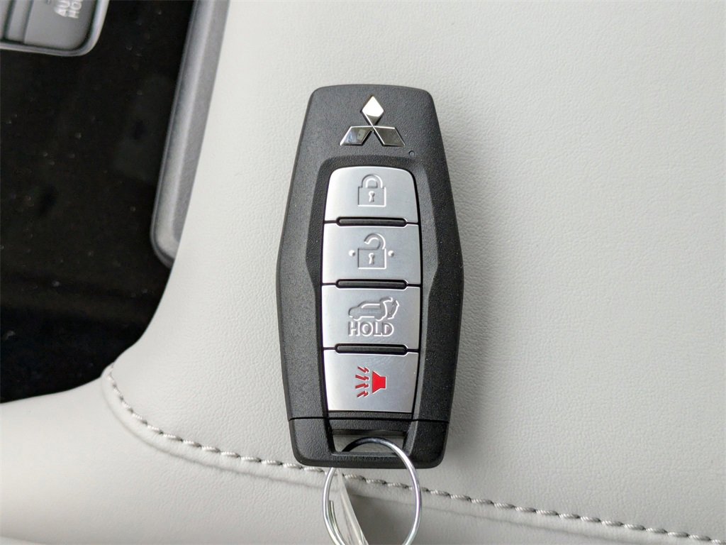 New 2025 Mitsubishi Outlander SE image 28