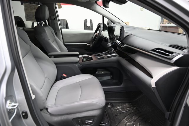Used 2023 Toyota Sienna XLE w/ XLE Plus Package image 11