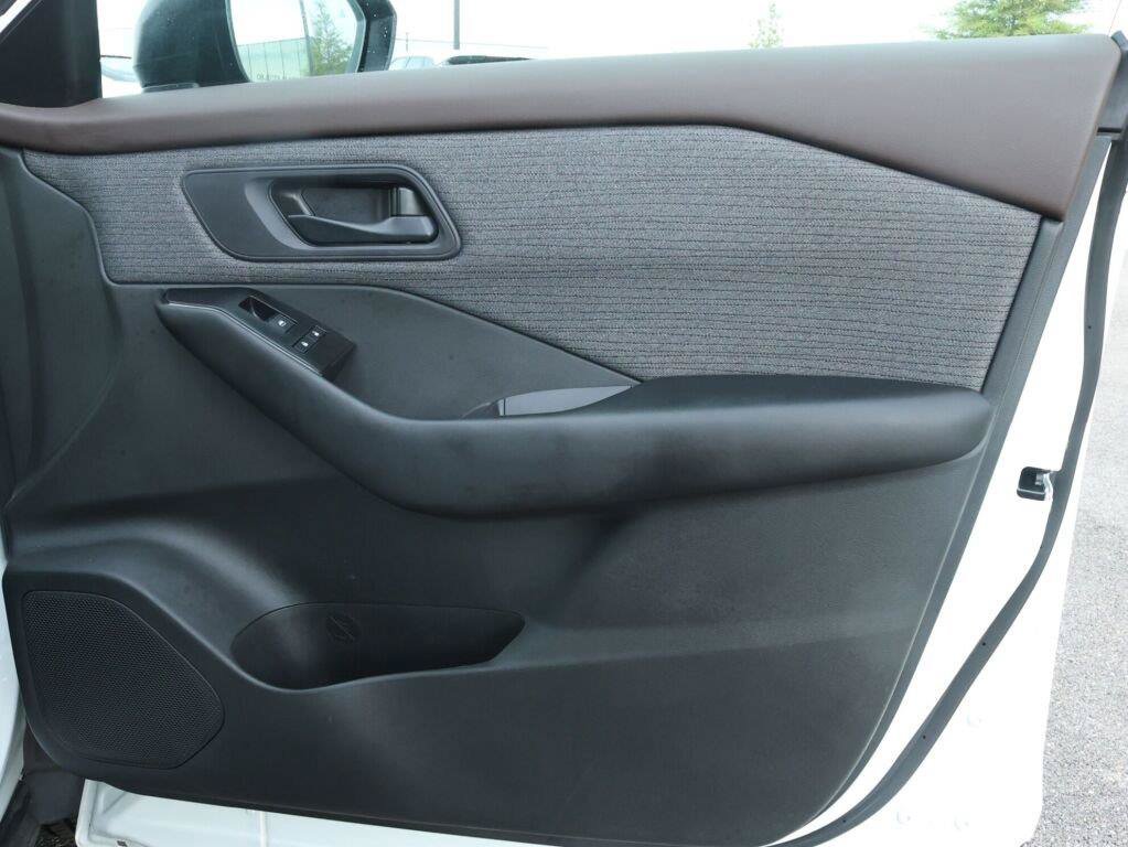 Used 2023 Nissan Rogue S AWD/4WD image 6