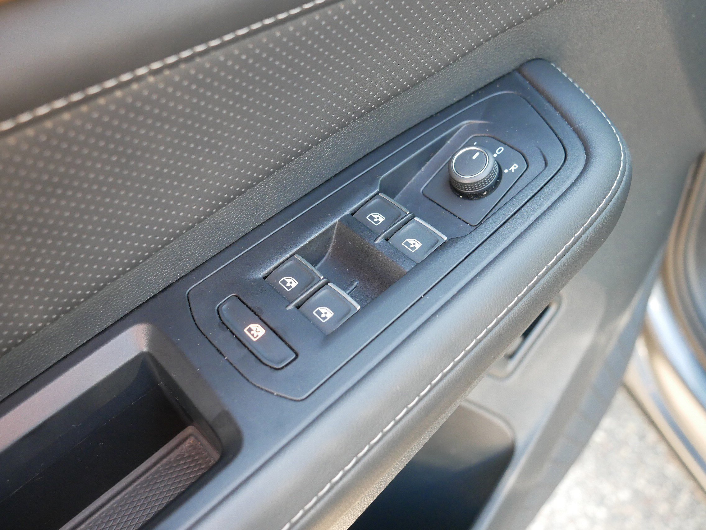 Used 2025 Volkswagen Atlas SE image 19