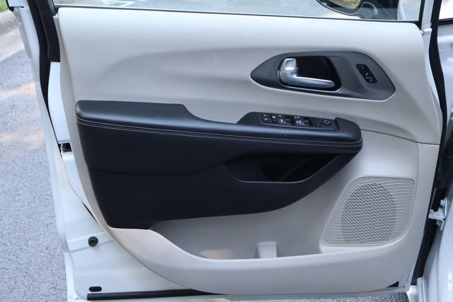 Used 2024 Chrysler Pacifica Touring-L FWD image 14