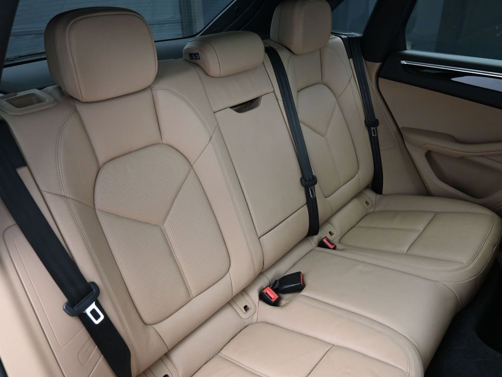 Certified 2022 Porsche Macan AWD/4WD image 28