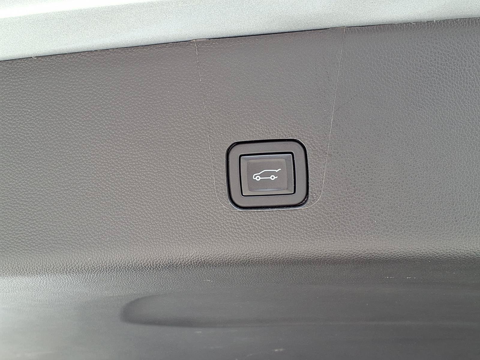 Used 2023 Chevrolet Traverse Premier FWD image 7