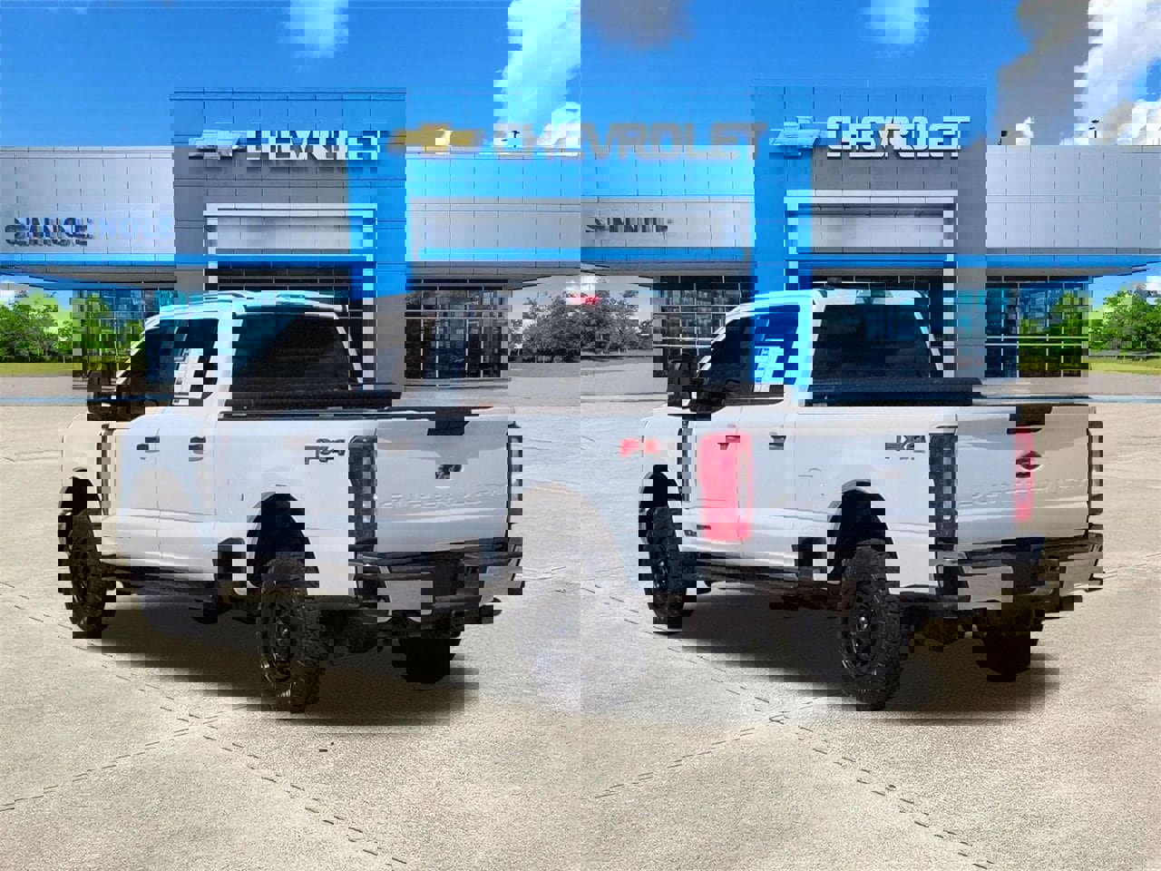 Used 2023 Ford F250 XL w/ FX4 Off-Road Package image 3