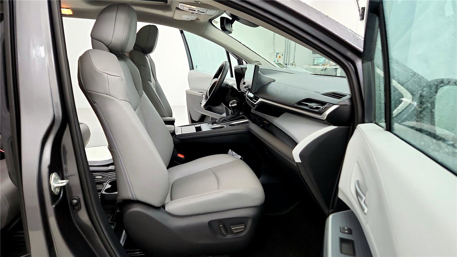 Used 2025 Toyota Sienna XLE w/ XLE Plus Package image 17