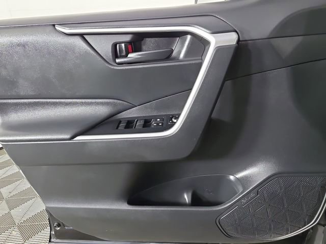 Used 2021 Toyota RAV4 LE AWD/4WD image 32