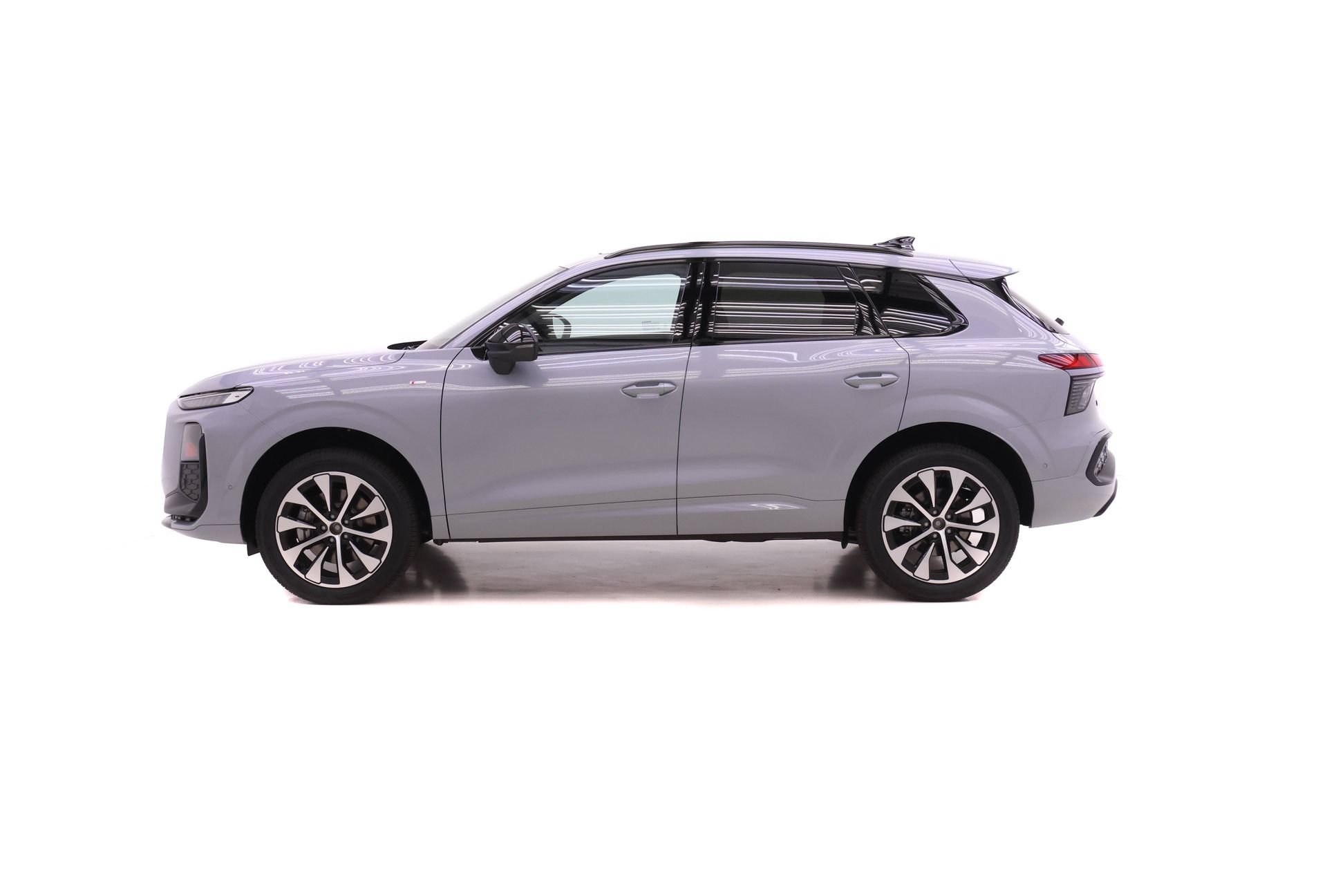 New 2026 Audi Q3 quattro 2.0T w/ Driver Assistance Package AWD/4WD image 3