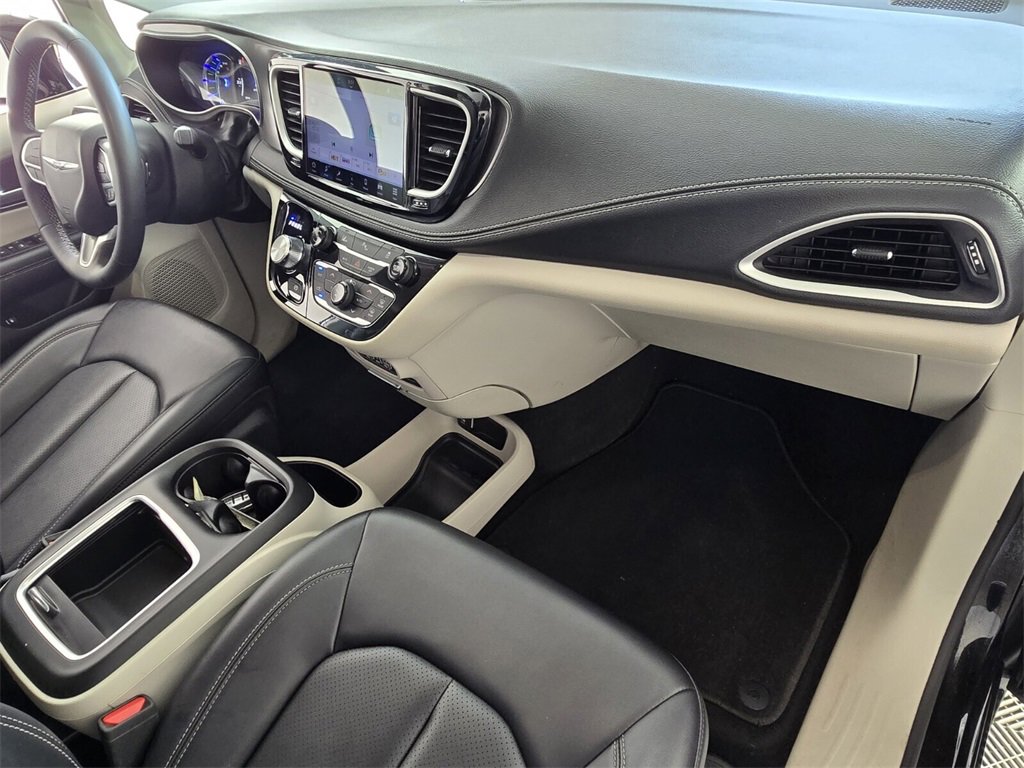 Used 2024 Chrysler Pacifica Select image 14