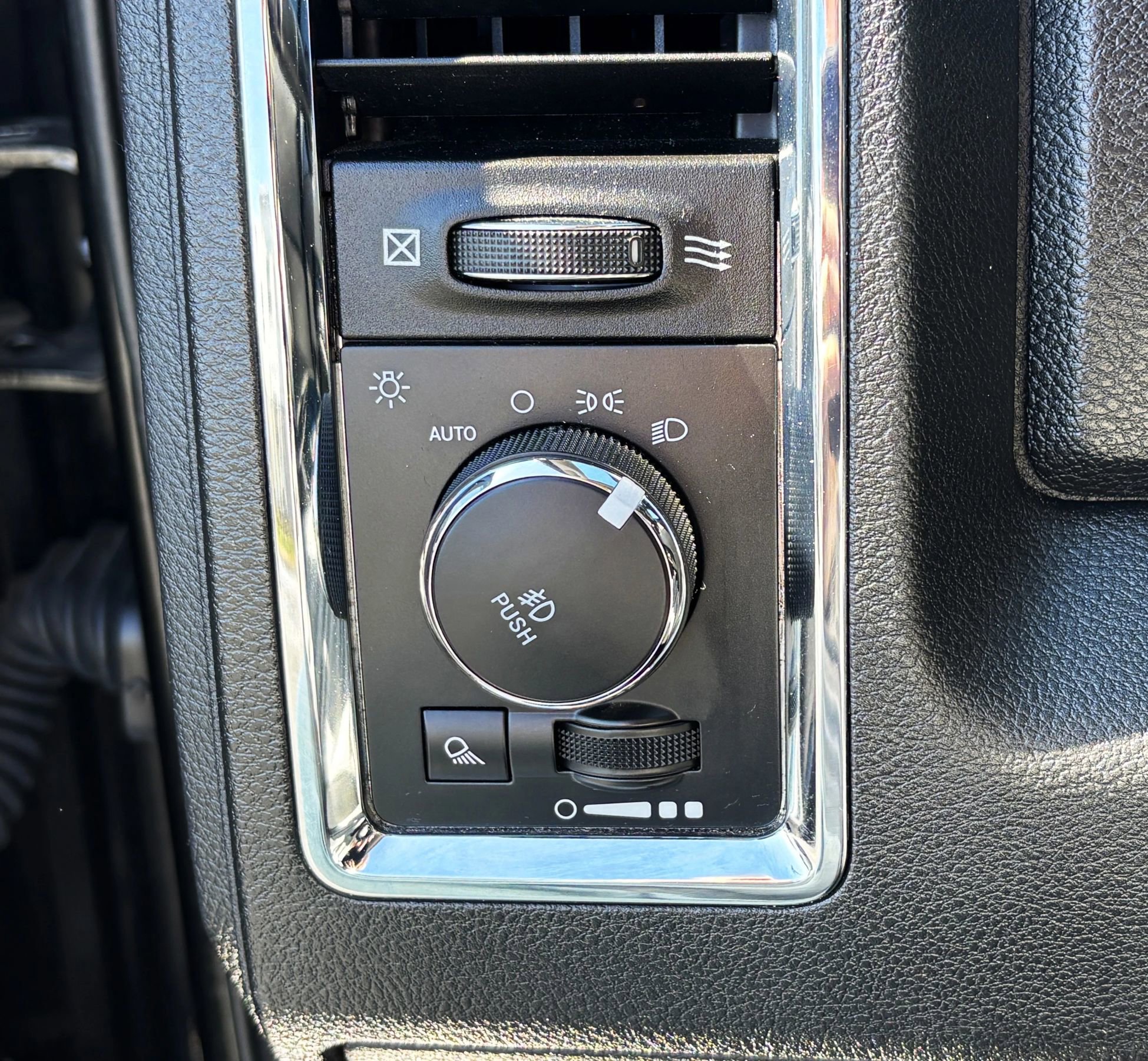 Used 2018 RAM 1500 Laramie w/ Convenience Group image 16