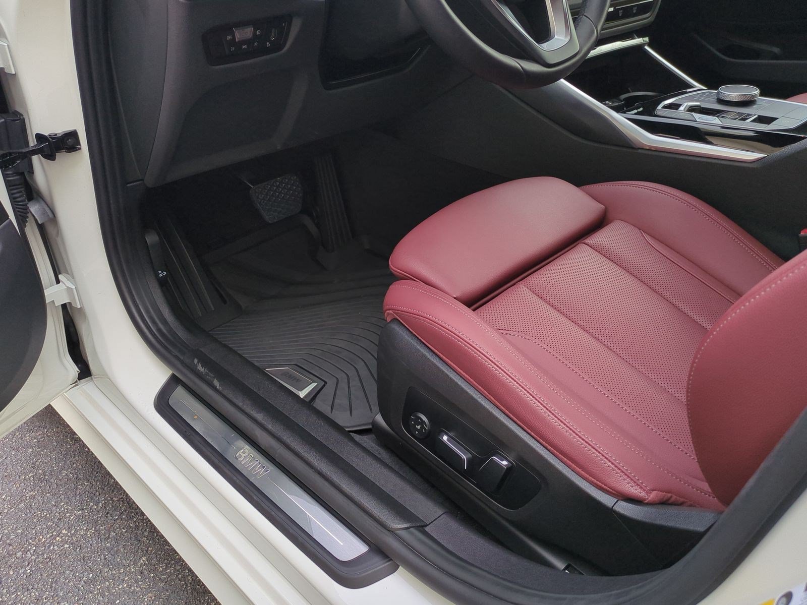 Used 2024 BMW 330e w/ Convenience Package RWD image 17