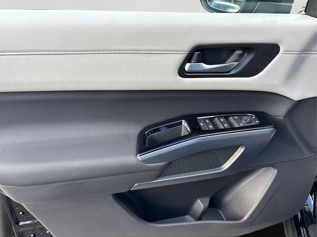 New 2025 Nissan Pathfinder SL image 21
