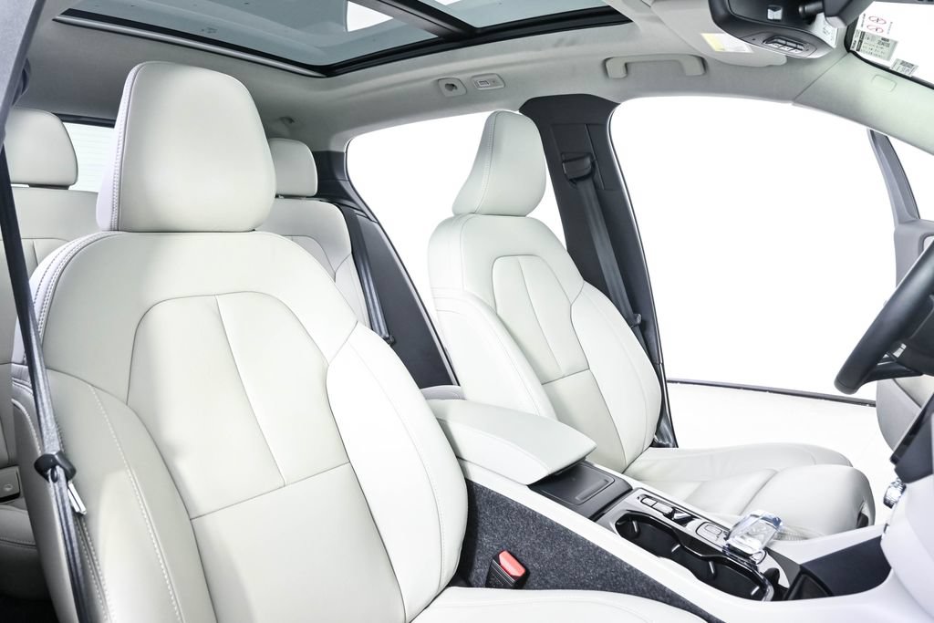 Certified 2026 Volvo XC40 B5 Plus AWD/4WD image 24