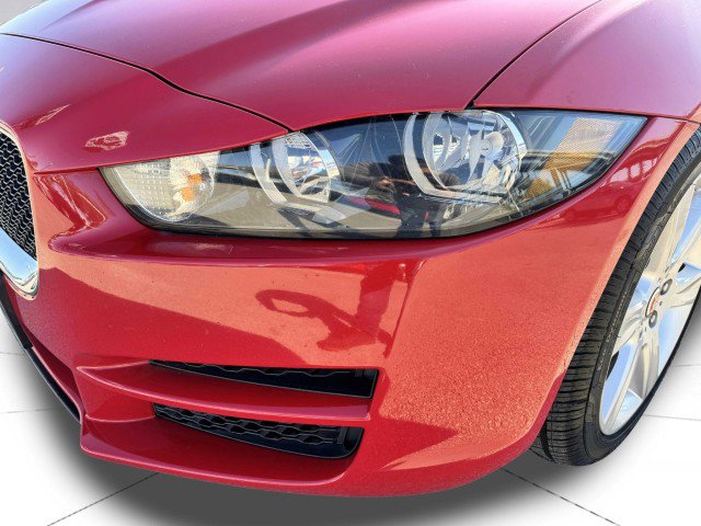 Used 2019 Jaguar XE Premium image 12