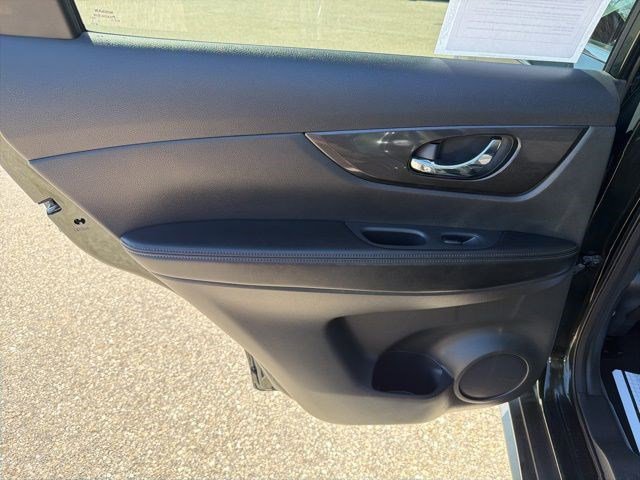 Used 2018 Nissan Rogue SV AWD/4WD image 13