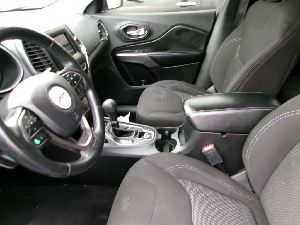 Used 2019 Jeep Cherokee Latitude w/ Cold Weather Group image 12