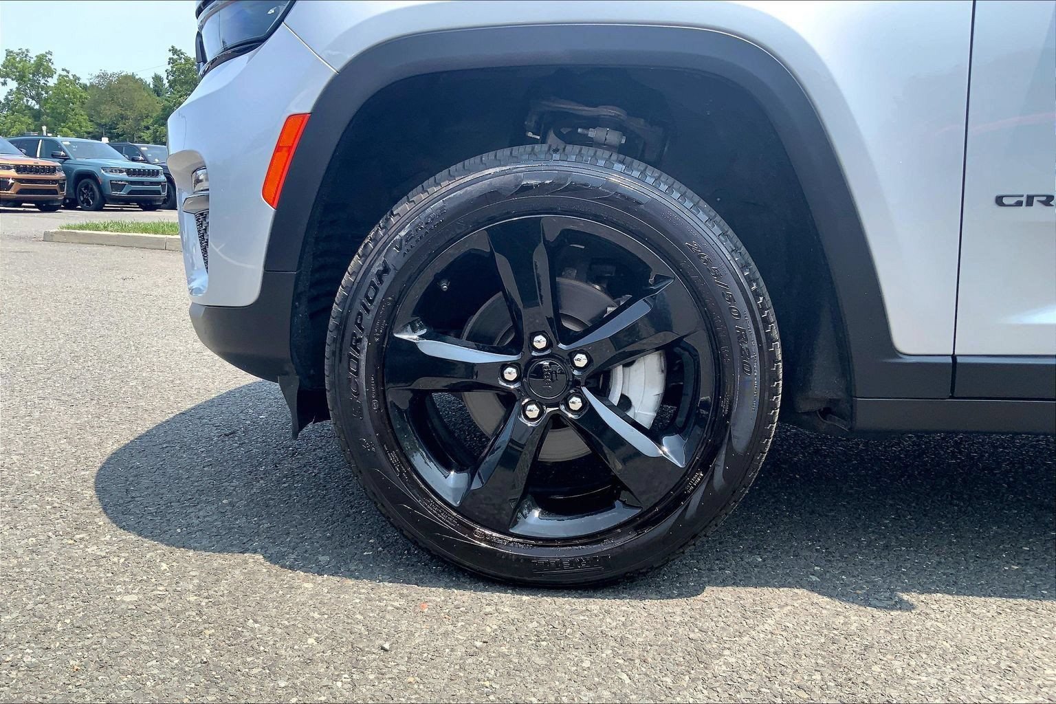 Certified 2024 Jeep Grand Cherokee Limited w/ Black Appearance Package AWD/4WD image 9
