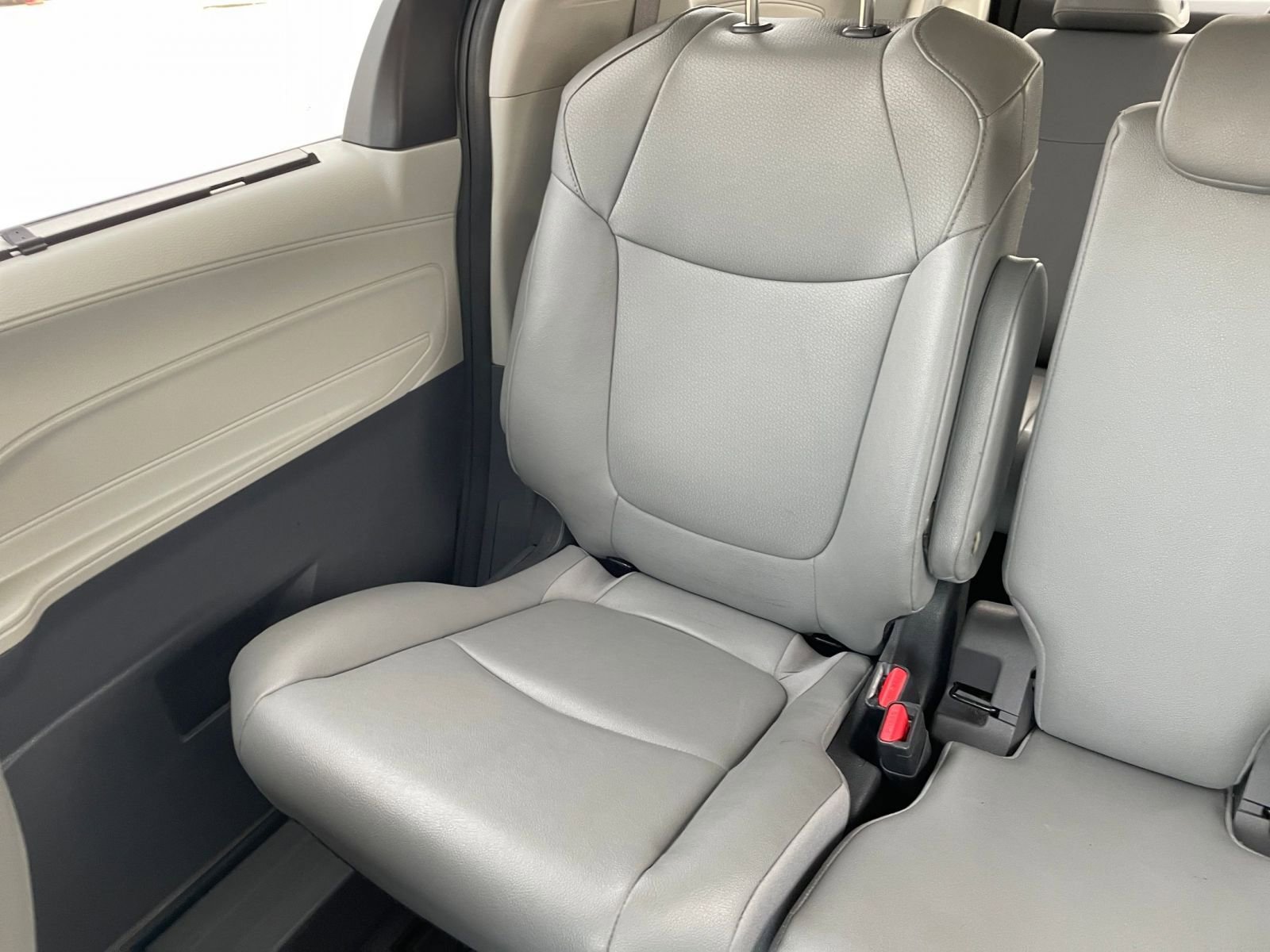 Used 2024 Toyota Sienna XLE image 42