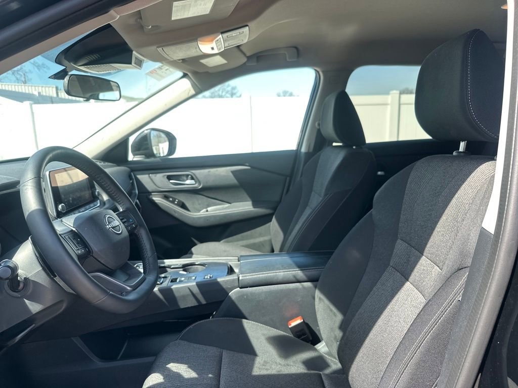Used 2025 Nissan Rogue SV image 43