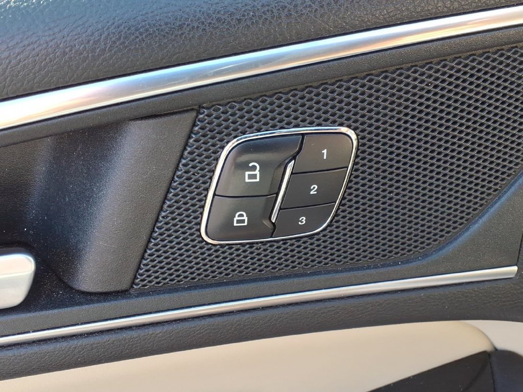 Used 2018 Ford Edge Titanium w/ Technology Package FWD image 11