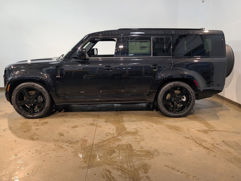 New 2026 Land Rover Defender 130 X-Dynamic SE image 3