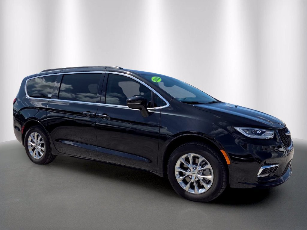 Used 2022 Chrysler Pacifica Touring-L AWD/4WD image 2