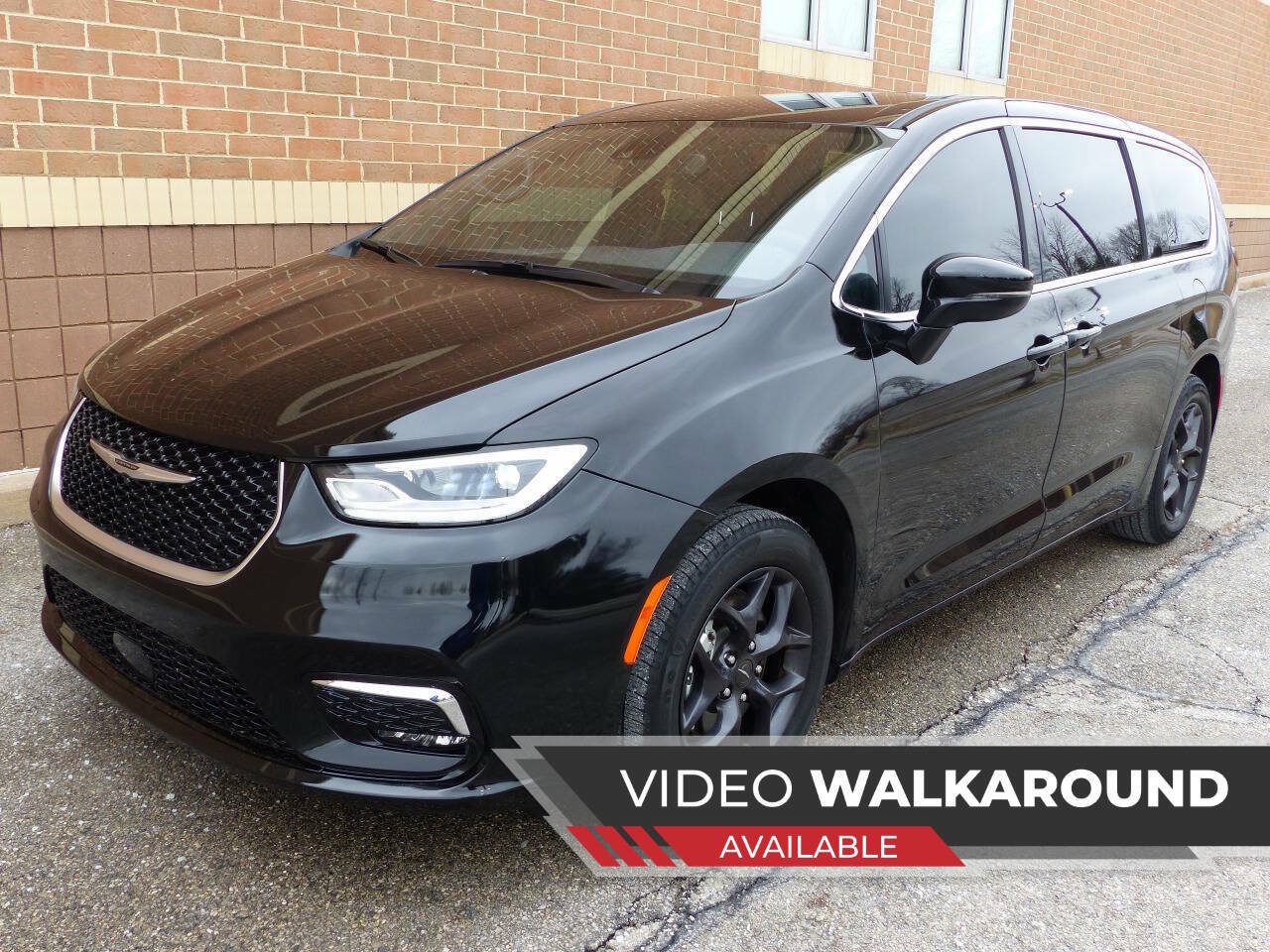 Used 2025 Chrysler Pacifica Select FWD image 1