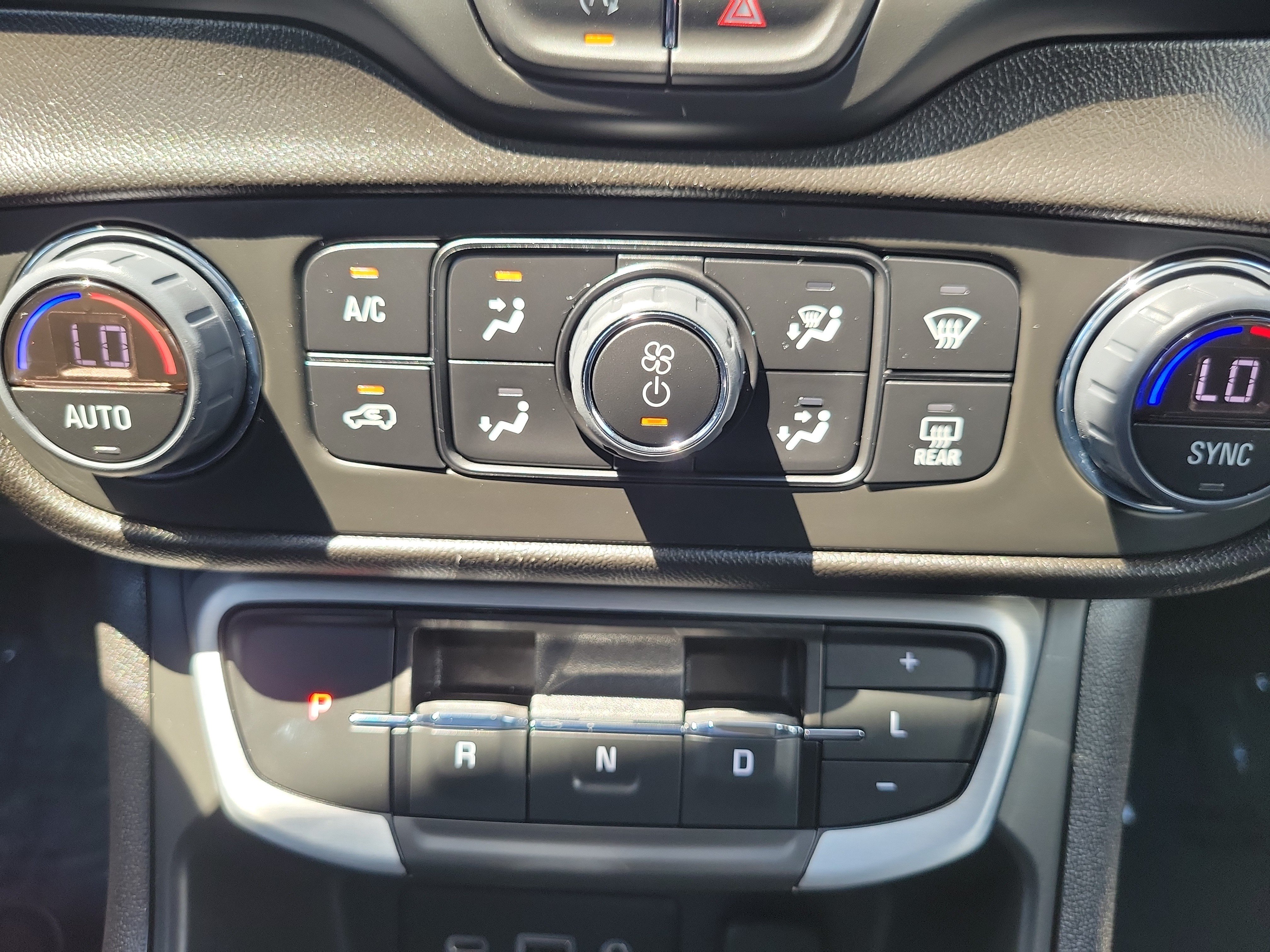 Used 2024 GMC Terrain SLE w/ Driver Convenience Package FWD image 22