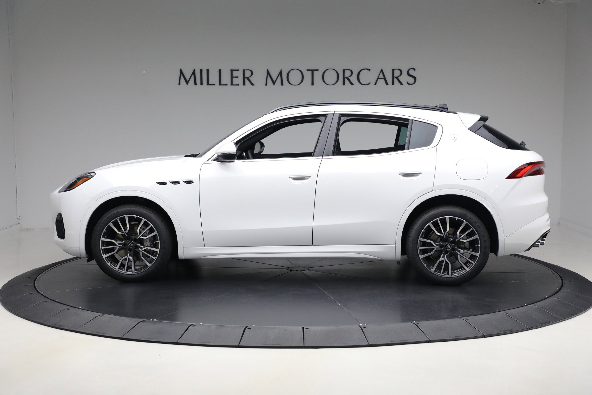 New 2025 Maserati Grecale GT image 3