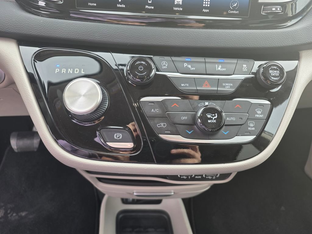 Used 2023 Chrysler Pacifica Touring-L image 17