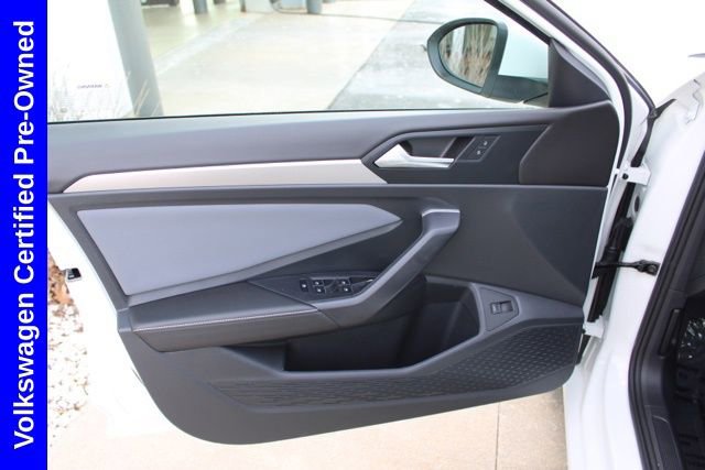 Used 2025 Volkswagen Jetta SE FWD image 17