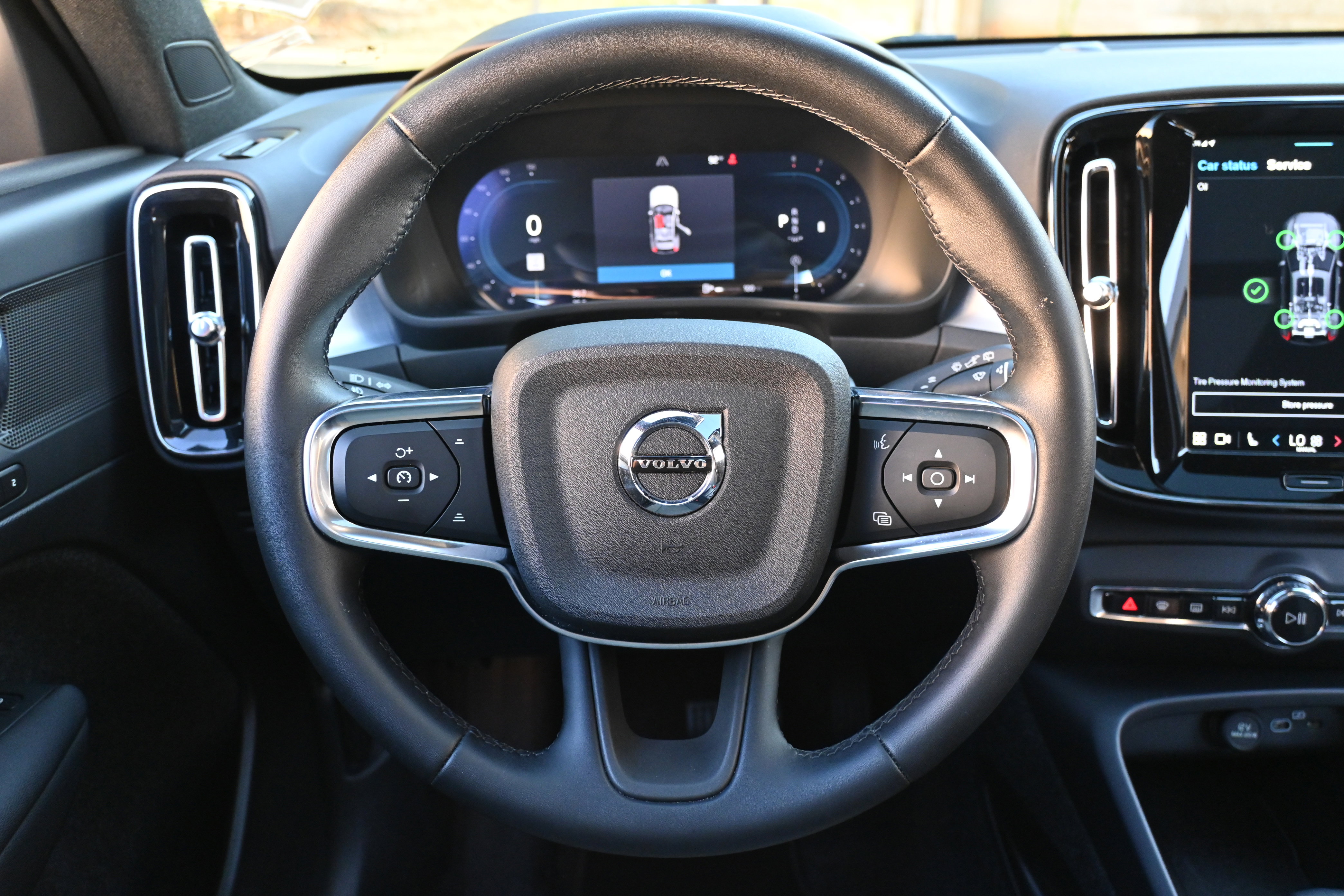 Used 2025 Volvo XC40 B5 Core image 24