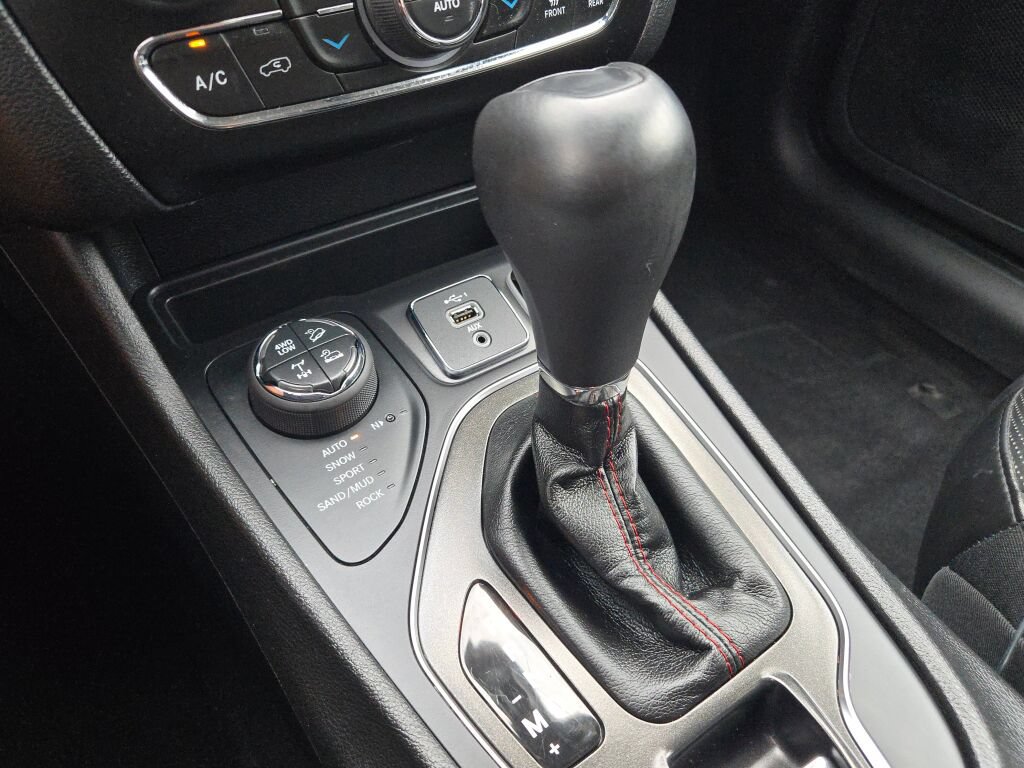 Used 2019 Jeep Cherokee Trailhawk AWD/4WD image 33