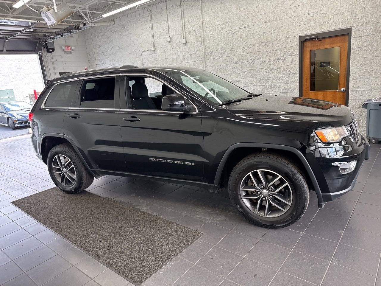 Used 2018 Jeep Grand Cherokee Laredo image 1