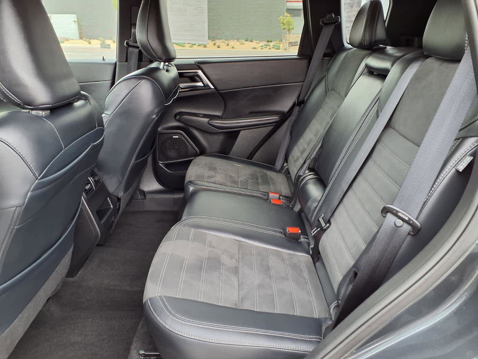 Used 2025 Mitsubishi Outlander SE FWD image 12