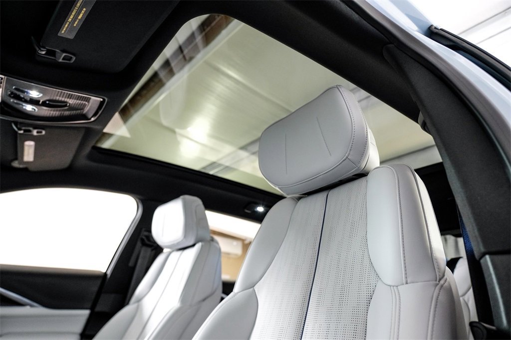 Used 2024 Cadillac Lyriq Luxury image 6