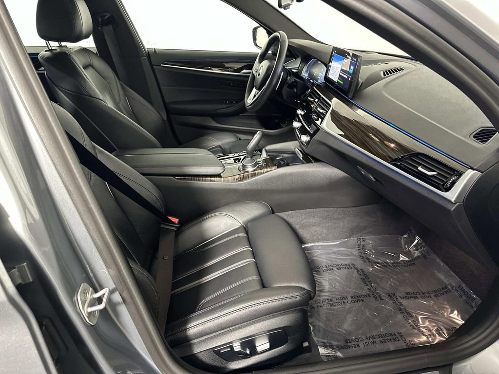 Used 2023 BMW 530e xDrive w/ Premium Package image 38