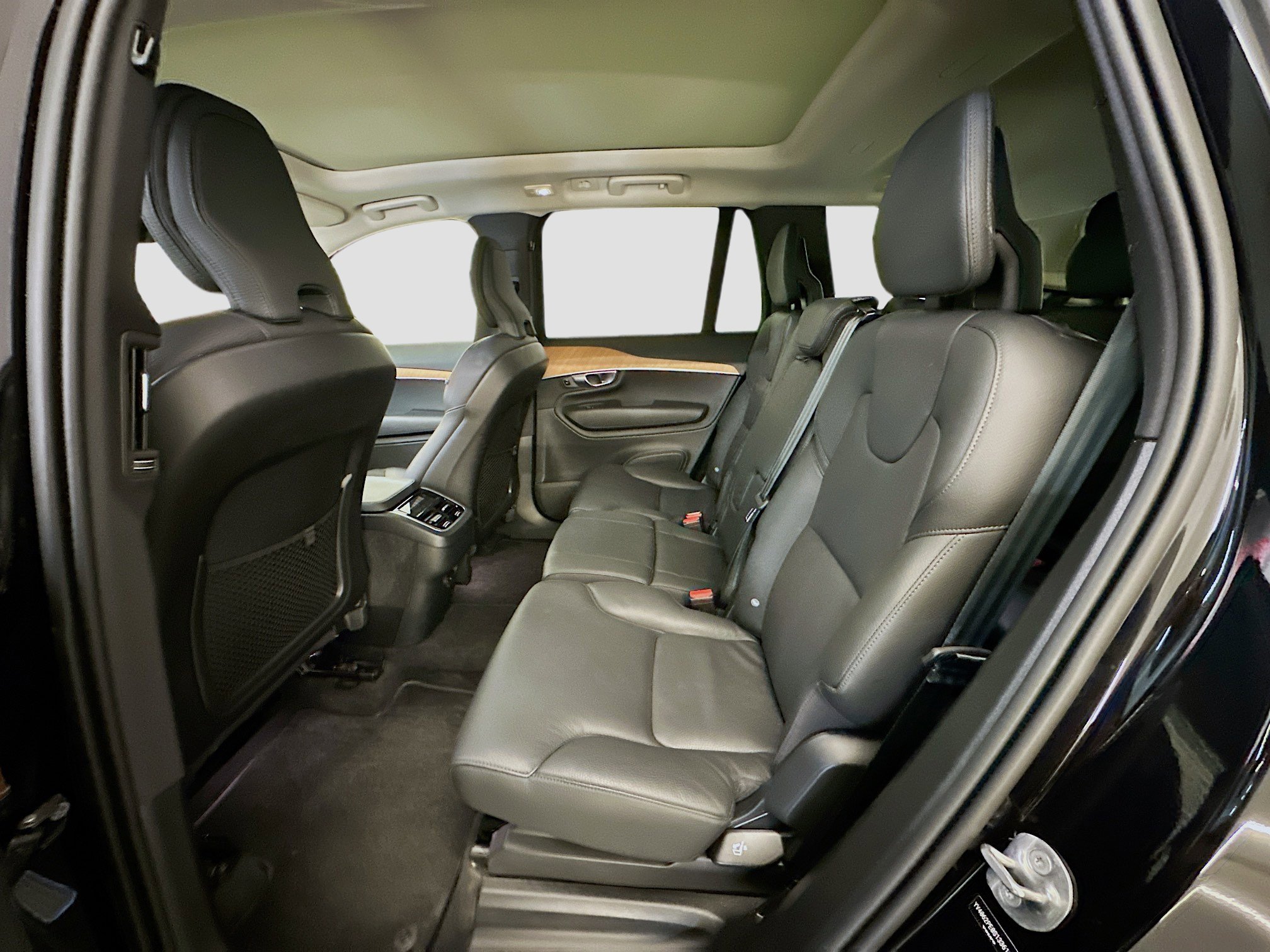 Used 2025 Volvo XC90 B6 Plus image 30