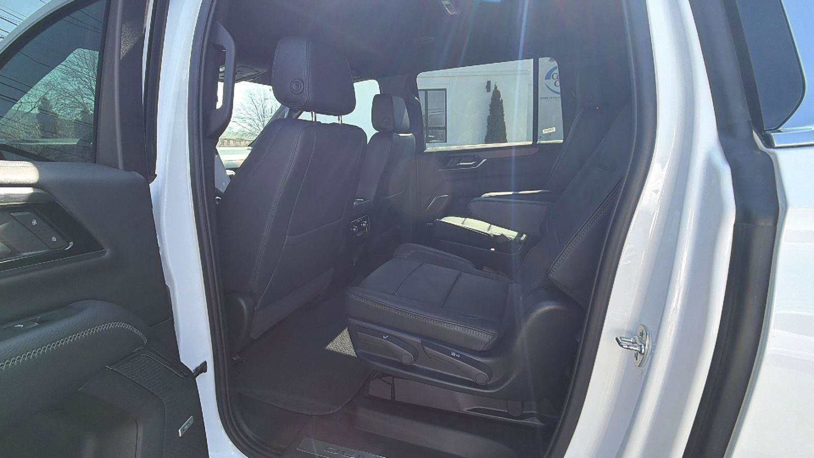 Used 2025 GMC Yukon XL Denali image 31
