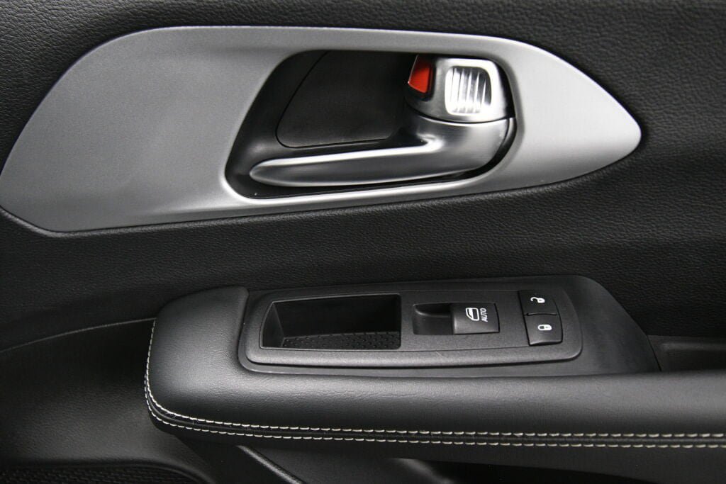 Used 2025 Chrysler Pacifica Limited FWD image 32