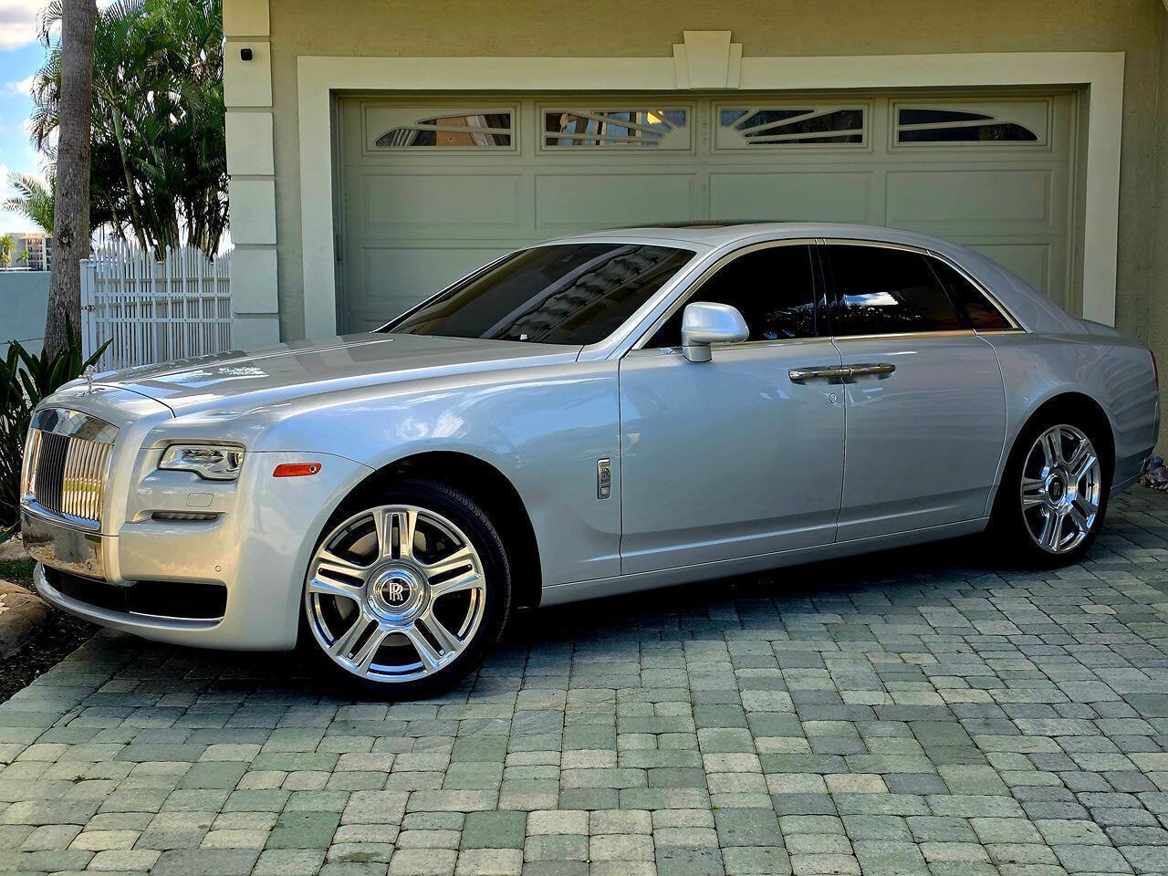 Used 2015 Rolls-Royce Ghost RWD image 2
