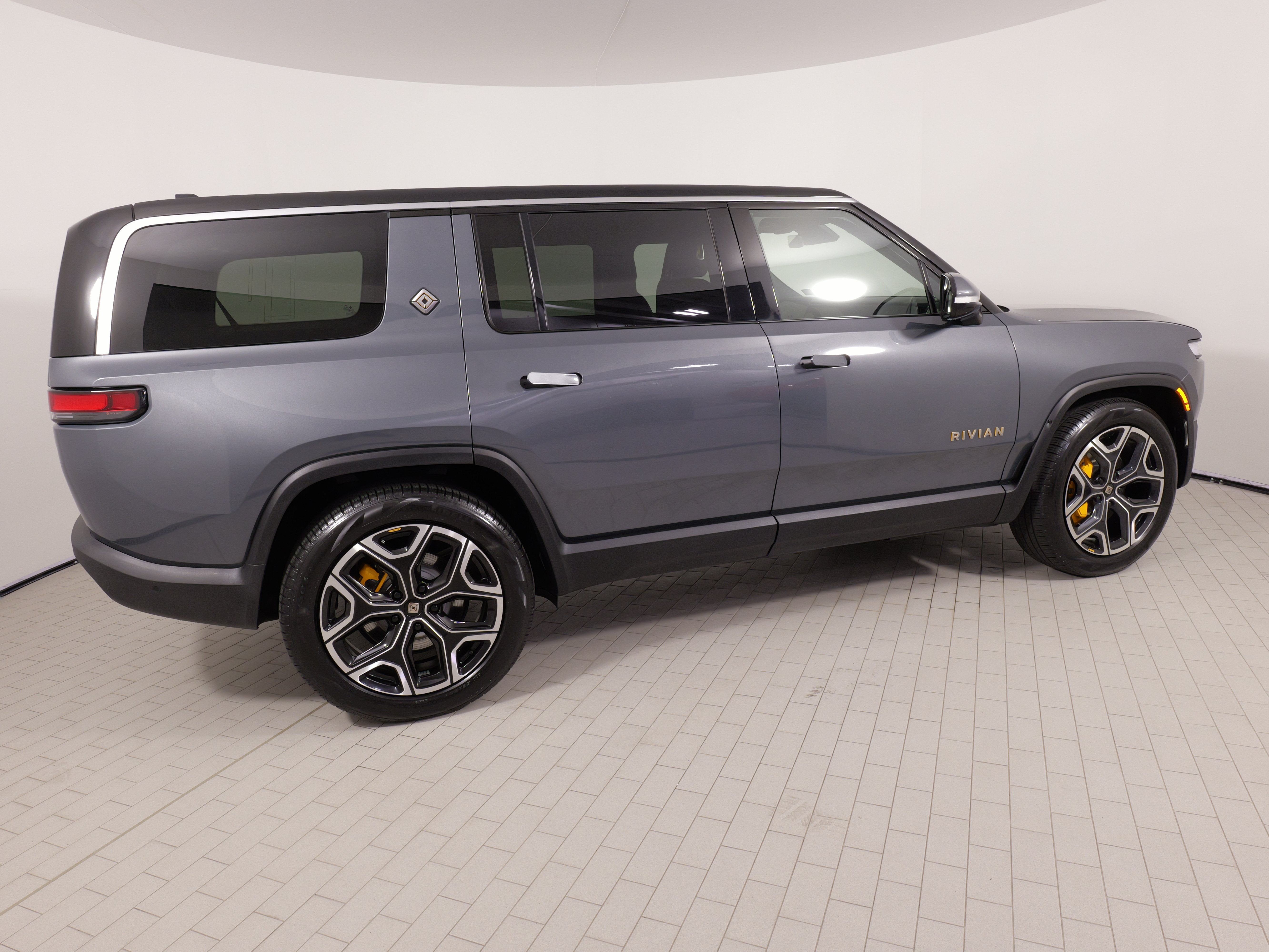 Used 2023 Rivian R1S Adventure AWD/4WD image 9