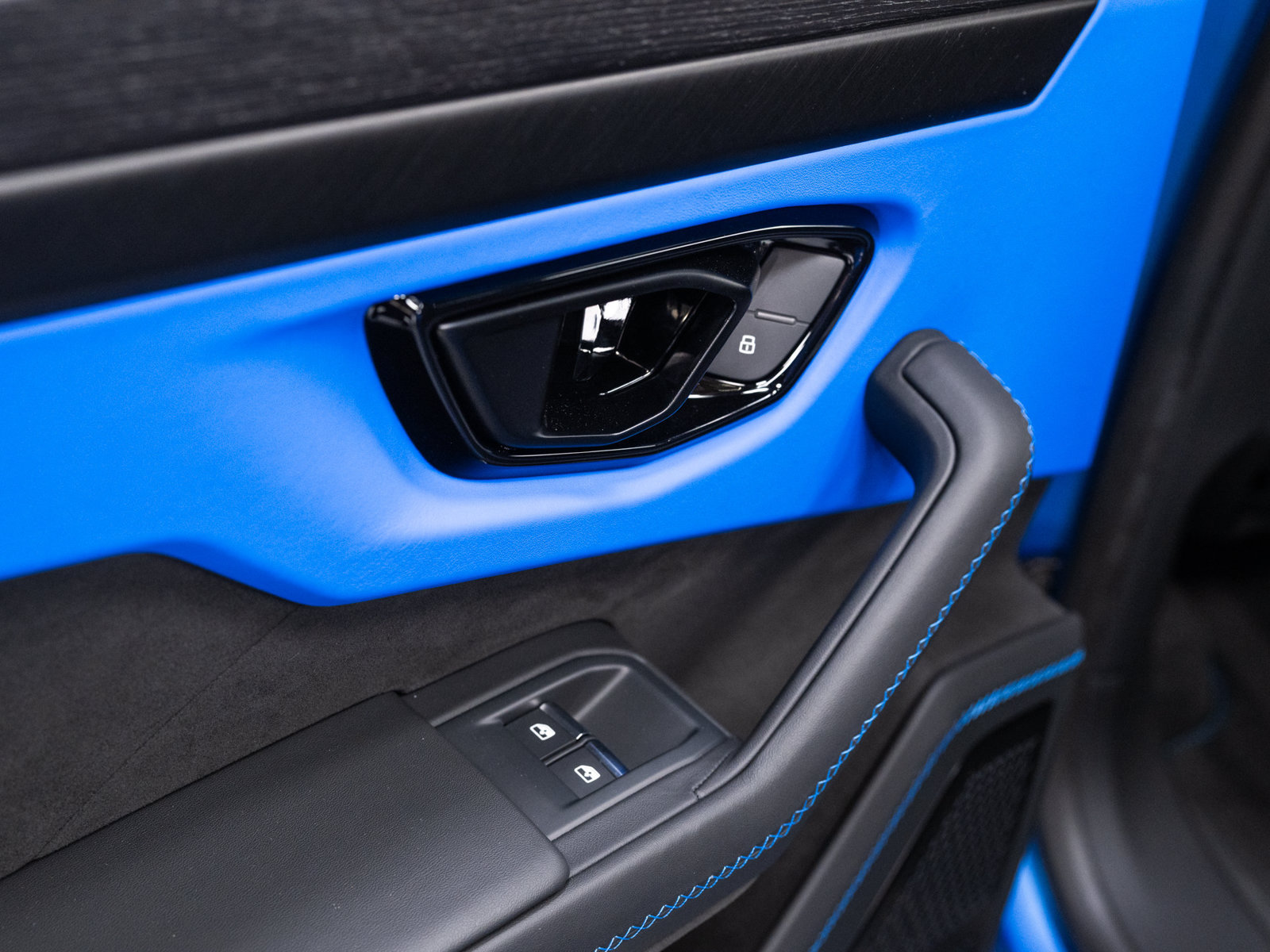 Used 2025 Lamborghini Urus SE AWD/4WD image 59