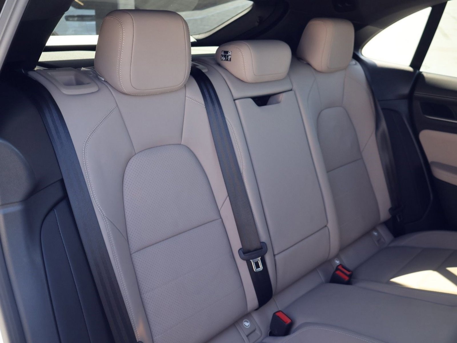 Certified 2025 Porsche Macan Electric RWD image 23