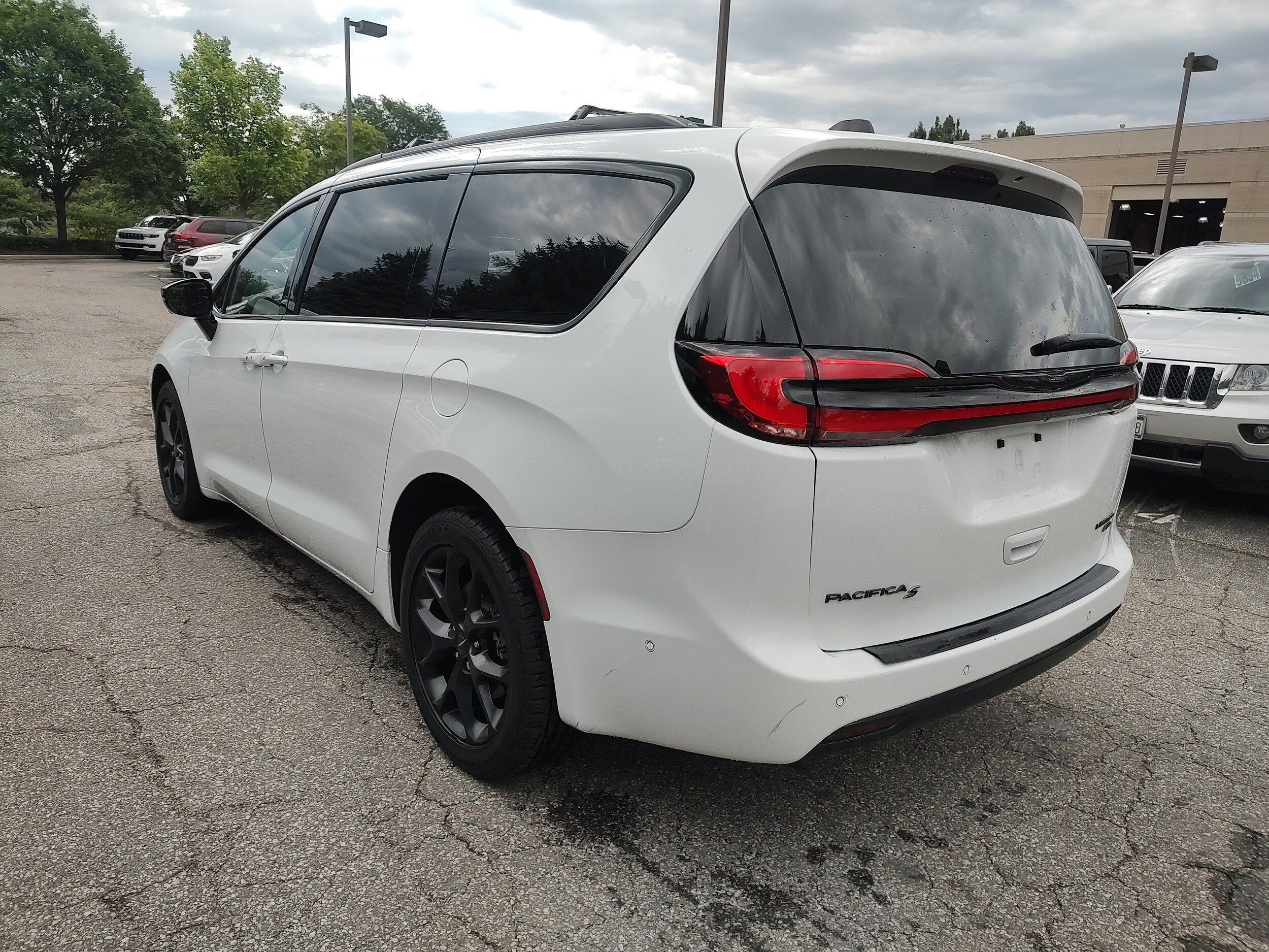 Certified 2023 Chrysler Pacifica Limited w/ Uconnect Theater Family Group AWD/4WD image 4