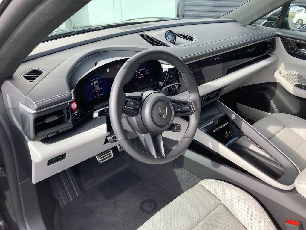 Used 2025 Porsche Macan Turbo Electric AWD/4WD image 4